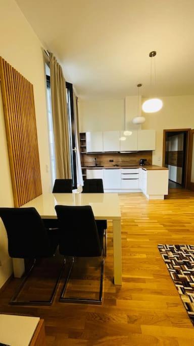 Apartment Holesovice, Garden, Garage ปราก ภายนอก รูปภาพ