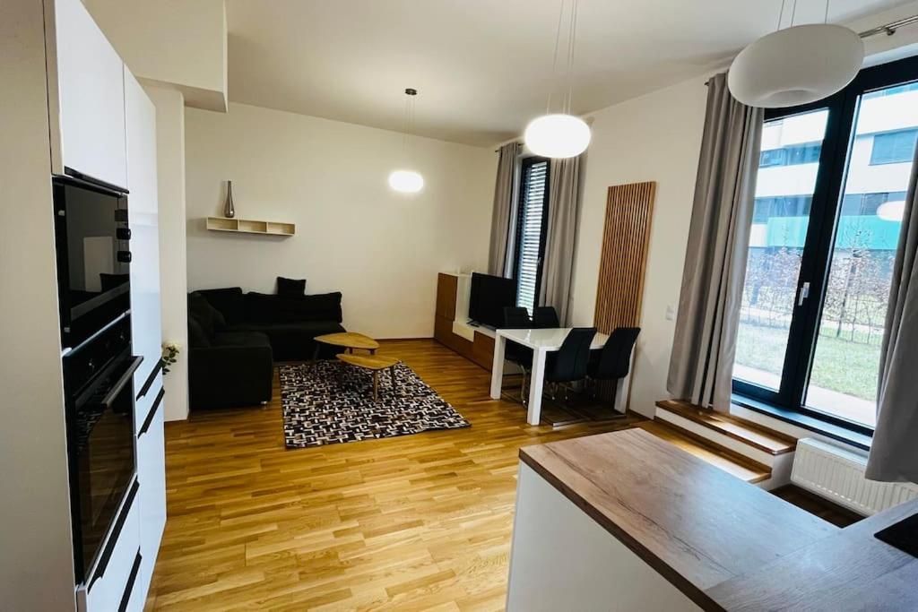 Apartment Holesovice, Garden, Garage ปราก ภายนอก รูปภาพ