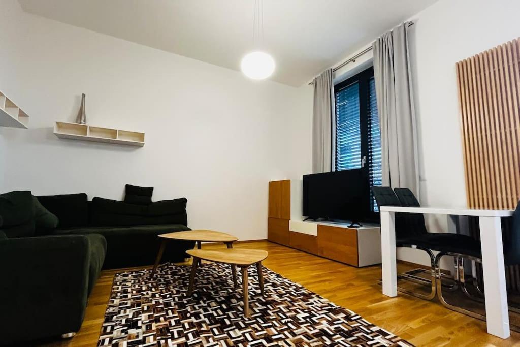 Apartment Holesovice, Garden, Garage ปราก ภายนอก รูปภาพ