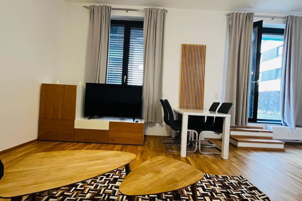 Apartment Holesovice, Garden, Garage ปราก ภายนอก รูปภาพ